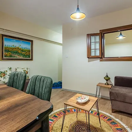 Διαμέρισμα Colorful Flat With Backyard Close To Taksim Square *